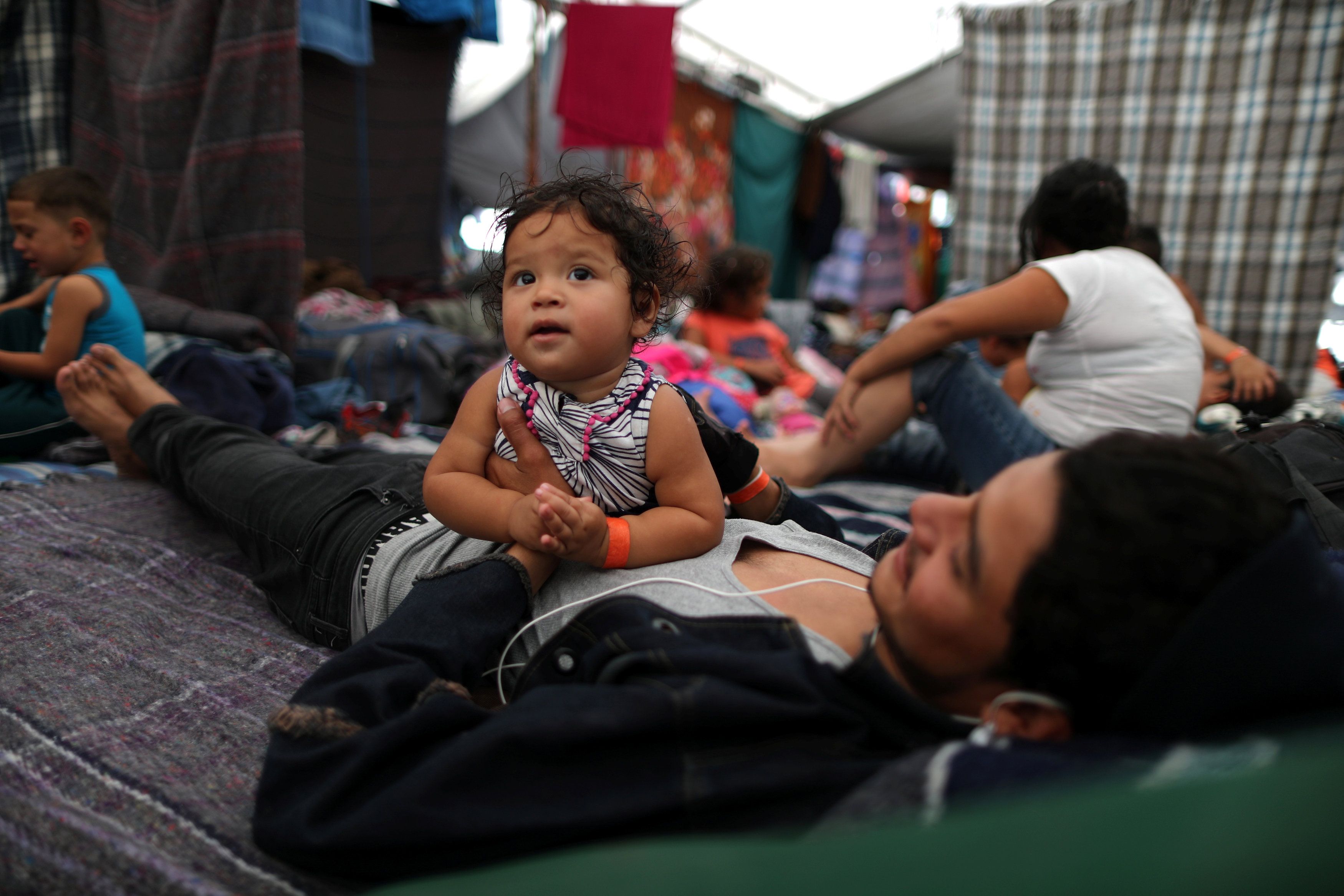 المئات من قافلة المهاجرين بالمكسيك (4)
