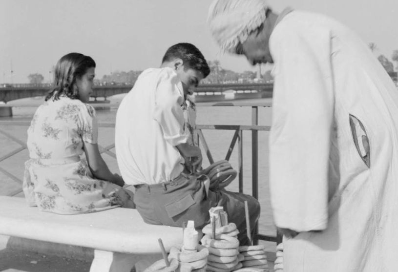 بائع السميط علي الكورنيش في القاهرة سنة 1959