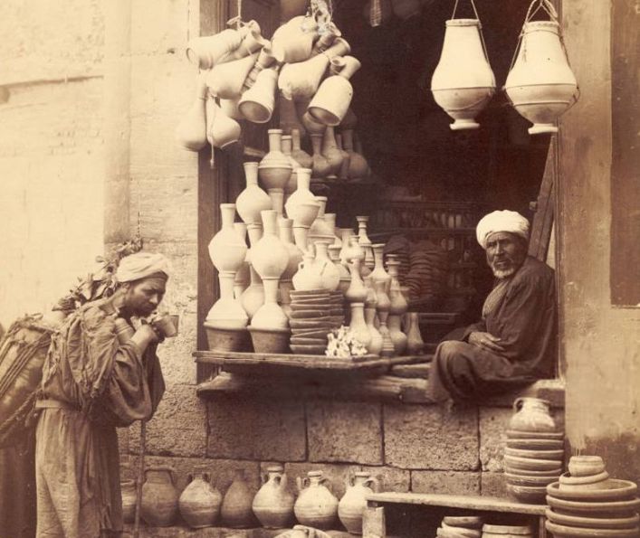 من أمام دكان لبيع ادوات الفخار في القاهرة حوالي عام 1890