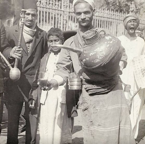 صورة لبائع العرقسوس في القاهرة سنة 1900