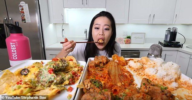 نساء كوريا يأكلن كثيرا وهن أمام الكاميرات