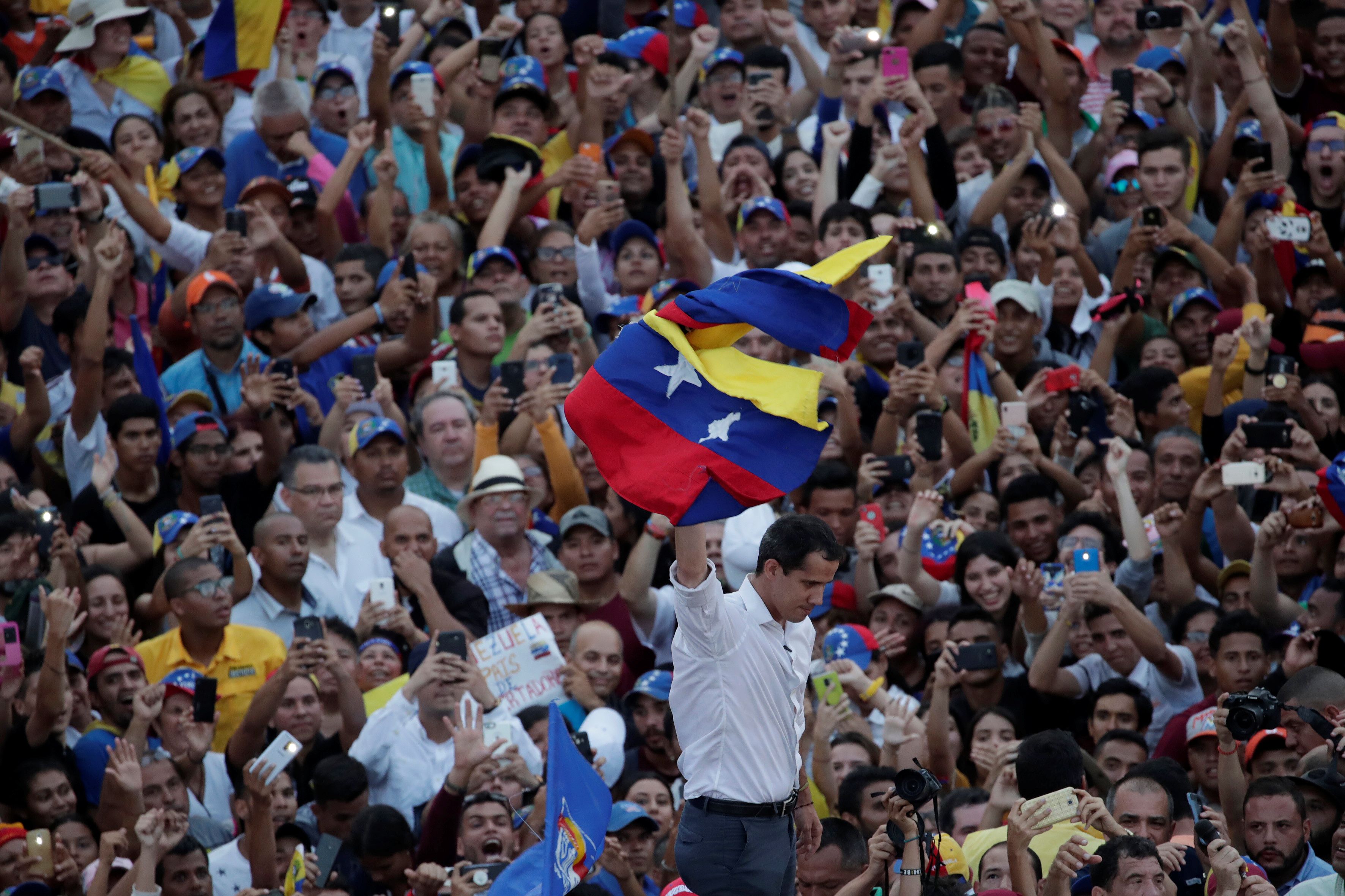 زعيم المعارضة الفنزويلية جوايدو يشارك في مظاهرة خلال زيارته لماراكايبو 7