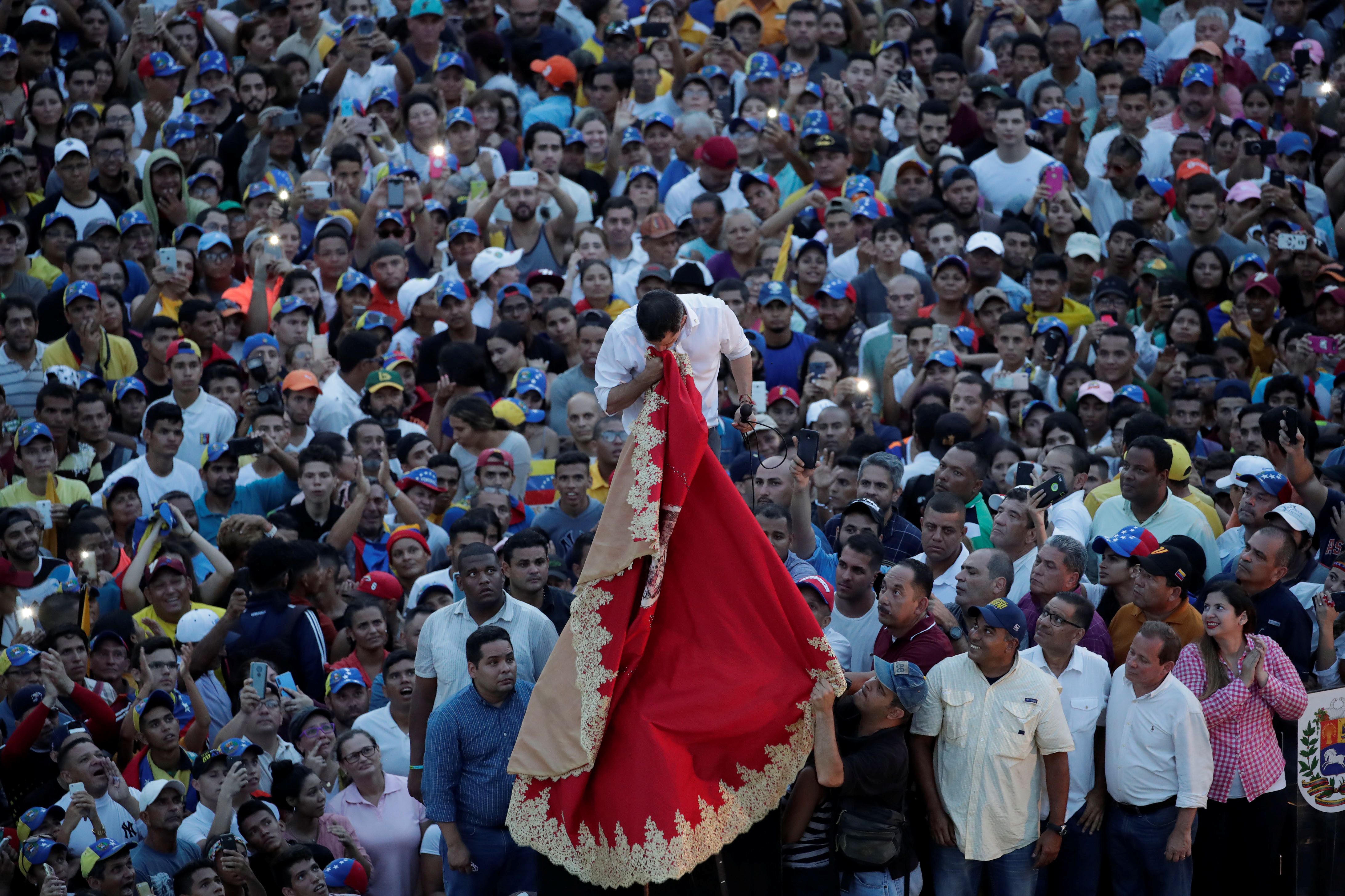 زعيم المعارضة الفنزويلية جوايدو يشارك في مظاهرة خلال زيارته لماراكايبو 15