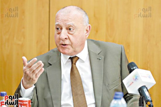 المؤرخ والمفكر الفرنسى شارل سان برو فى ندوة «اليوم السابع (8) المؤرخ والمفكر الفرنسى شارل سان برو فى ندوة «اليوم السابع (8)