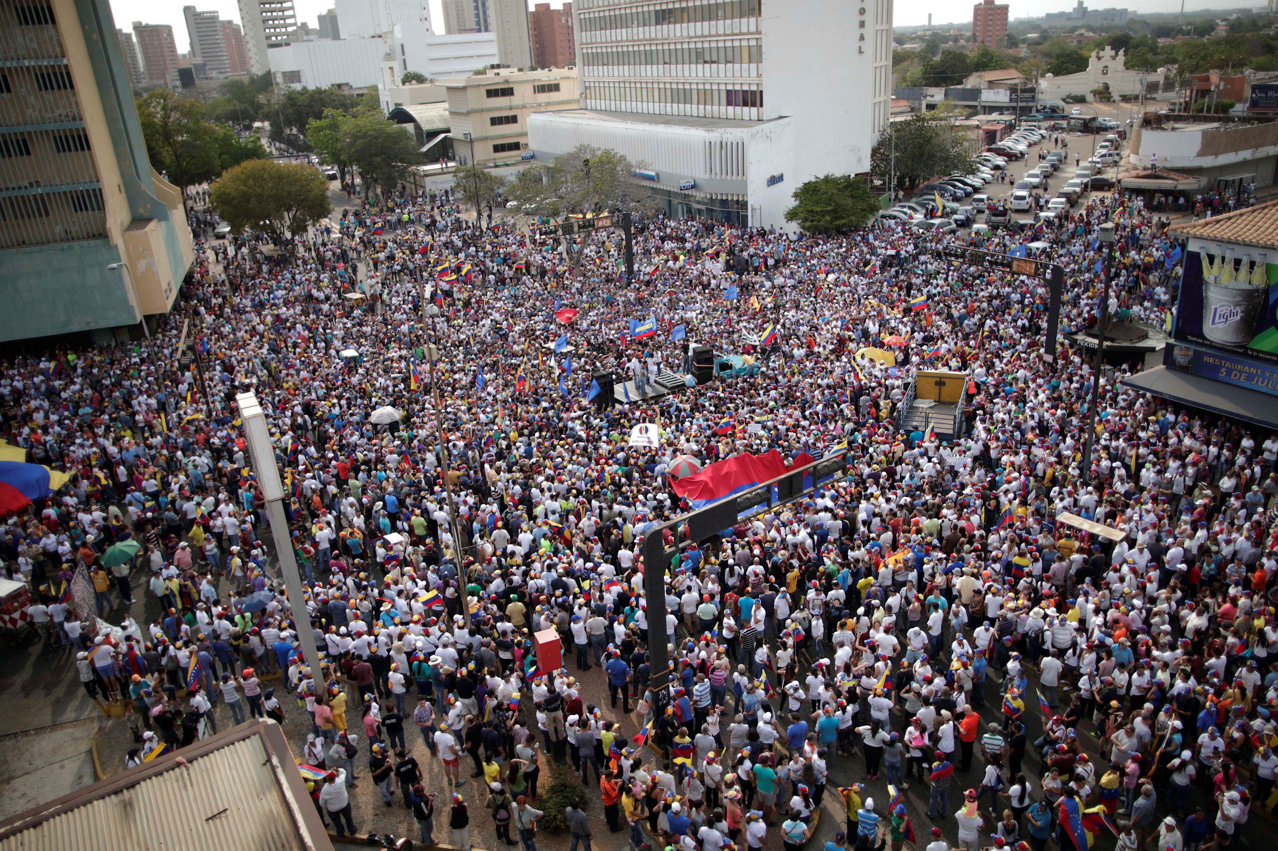 زعيم المعارضة الفنزويلية جوايدو يشارك في مظاهرة خلال زيارته لماراكايبو 9