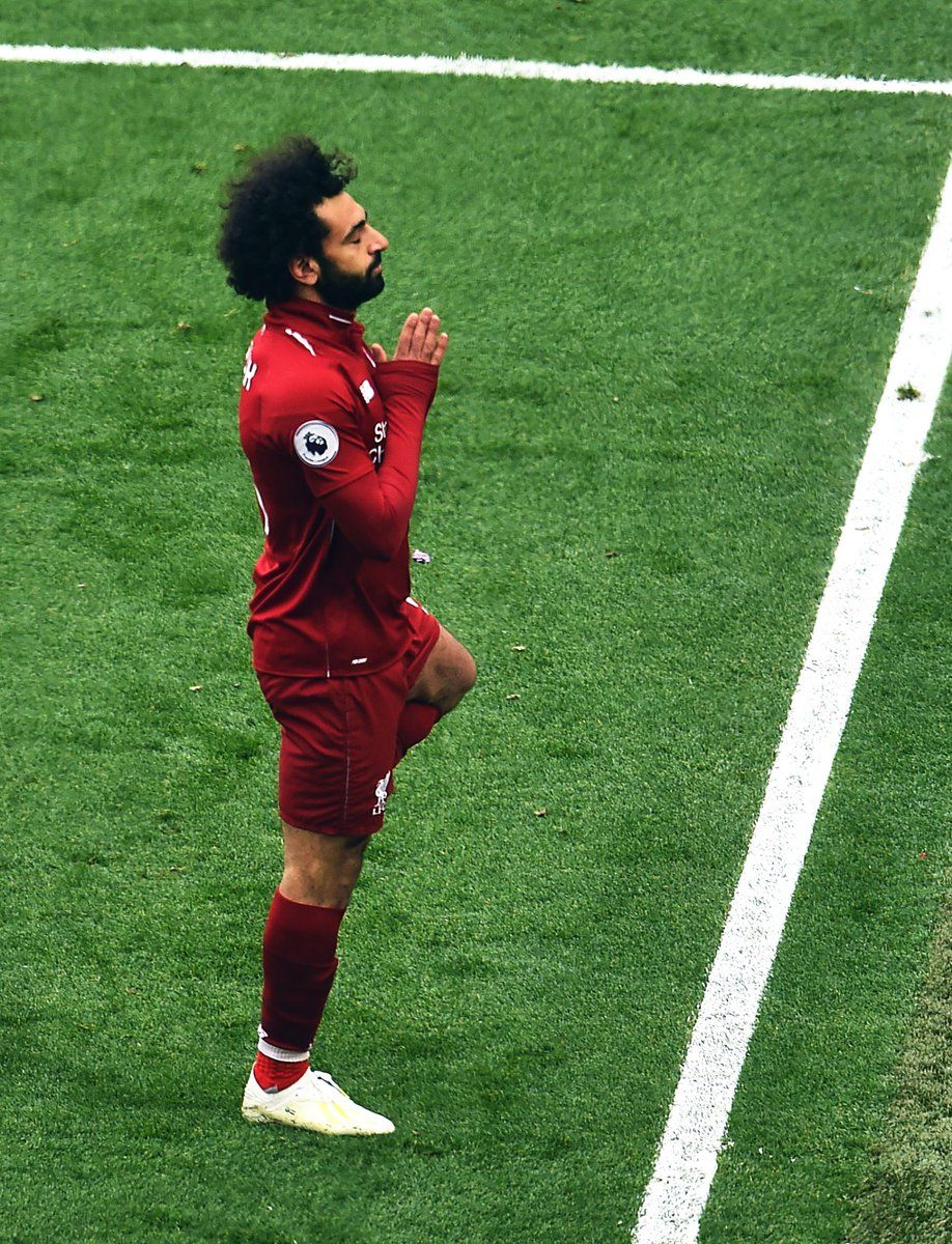 احتفال محمد صلاح على طريقة اليوجا احتفال محمد صلاح على طريقة اليوجا
