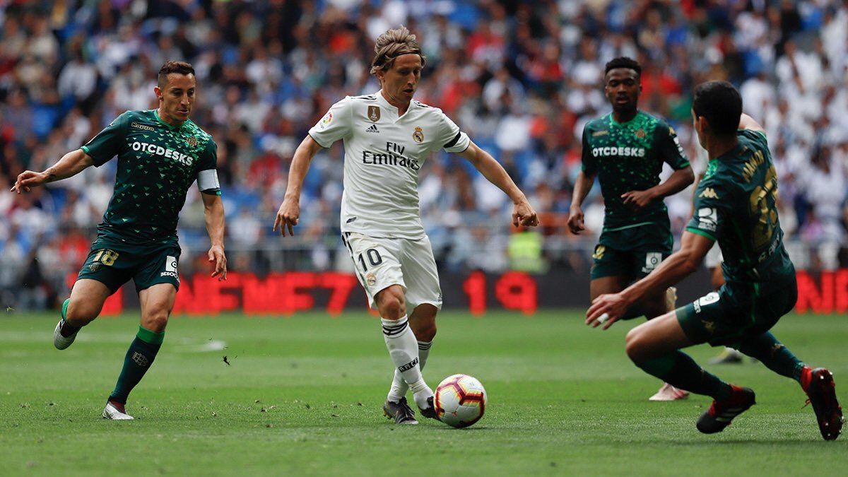 مودريتش وحصار من لاعبى بيتيس مودريتش وحصار من لاعبى بيتيس