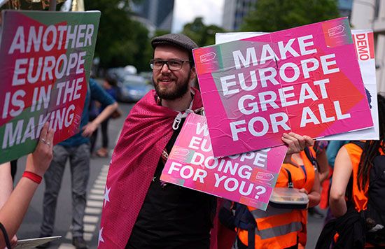 لافتات تدعو لجعل أوروبا عظيمة من أجل الجميع