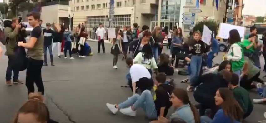 المتظاهرون يفترشون الأرض فى فرنسا