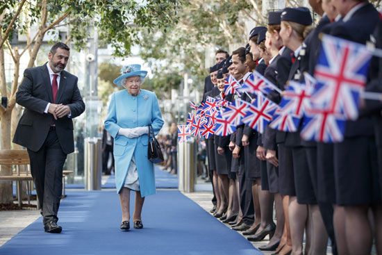 الملكة إليزابيث تحتفل بمئوية شركة الخطوط الجوية البريطانية (11)