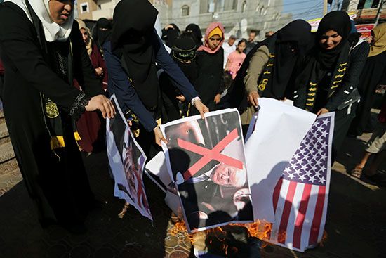 فلسطينيات تشاركن فى المظاهرة فلسطينيات تشاركن فى المظاهرة