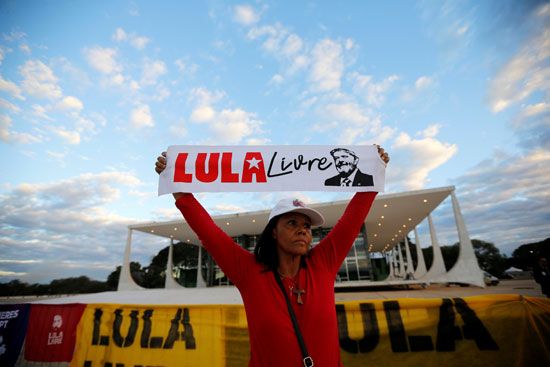 متظاهرة داعمة للرئيس البرازيلى السابق لولا دا سيلفا