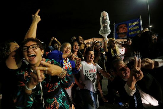احتفالات برفض طلب للإفراج عن الرئيس البرازيلى السابق لولا دا سيلفا