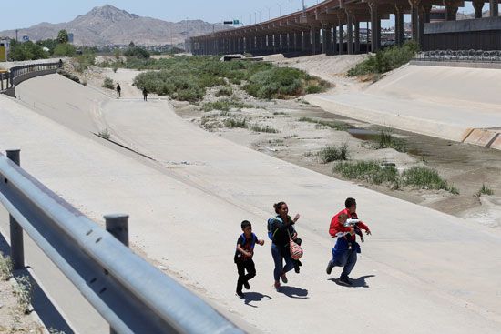 أسرة مهاجرة تهرب من الحرس الوطنى المكسيكى