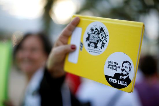 شعارات مؤيدة للرئيس البرازيلى السابق لولا دا سيلفا