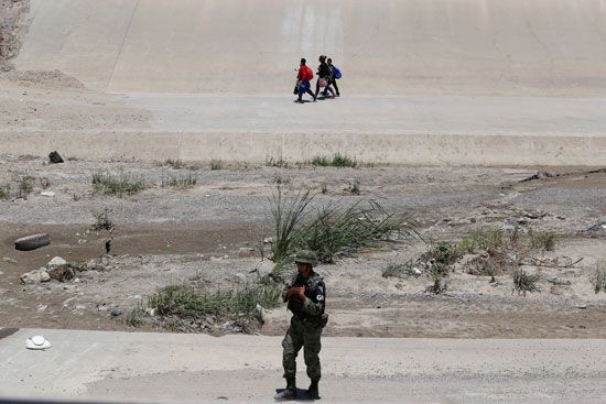 أسرة مهاجرة تتسلل خلف جندى مكسيكى