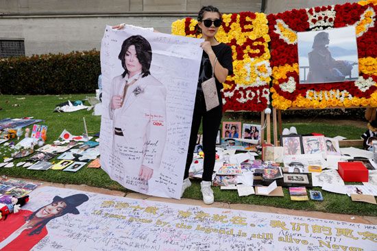 2019-06-25T225710Z_1511211731_RC1F96A02D50_RTRMADP_3_PEOPLE-MICHAEL-JACKSON-ANNIVERSARY-CEMETERY