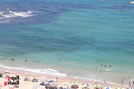 شواطئ الإسكندرية تجذب آلاف المصطافين (2)