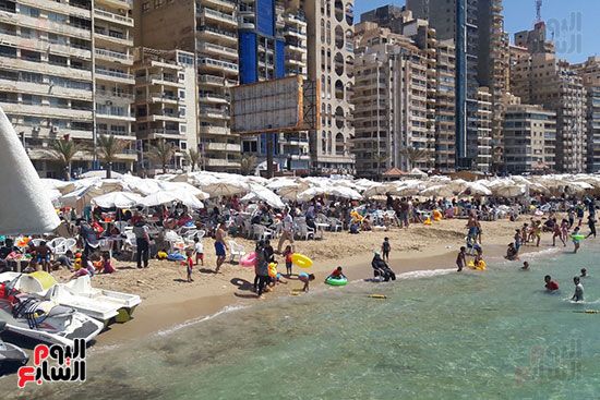 شواطئ الإسكندرية تجذب آلاف المصطافين (14)