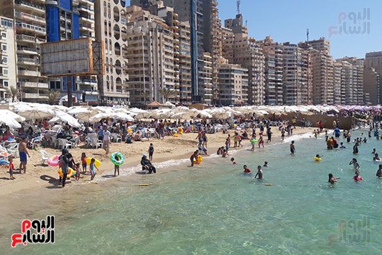 شواطئ الإسكندرية تجذب آلاف المصطافين (13)