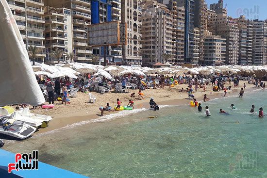 شواطئ الإسكندرية تجذب آلاف المصطافين (9)