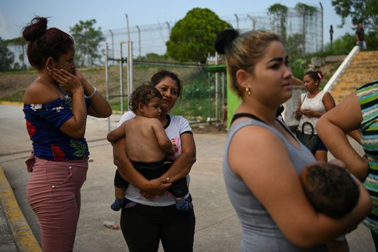 مجموعة من طالبى اللجوء بالمكسيك داخل مخيم مؤقت للهجرة (1)