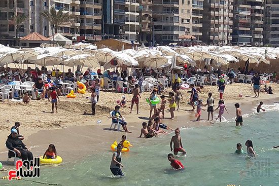 شواطئ الإسكندرية تجذب آلاف المصطافين (20)