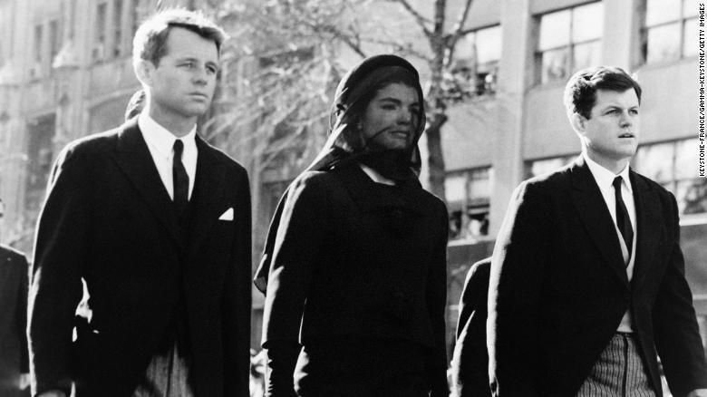 روبرت كيندى وإدوارد كيندى وجاكلين كيندى أثناء جنازة الرئيس جون كيندى