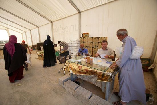 47205-يتلقى-النازحون-العراقيون-المساعدات-في-مخيم-حسن-شم-فى-الموصل