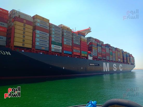 عبور أكبر سفينة حاويات بالعالم قناة السويس الجديدة (9)