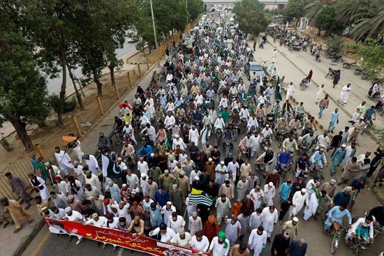 مسيرة فى بيشاور للتضامن مع كشمير
