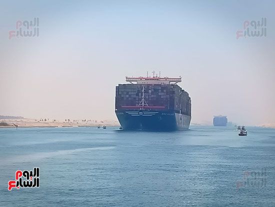 عبور أكبر سفينة حاويات بالعالم قناة السويس الجديدة (13)