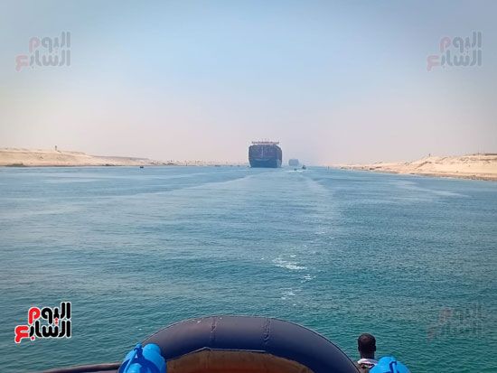 عبور أكبر سفينة حاويات بالعالم قناة السويس الجديدة (2)