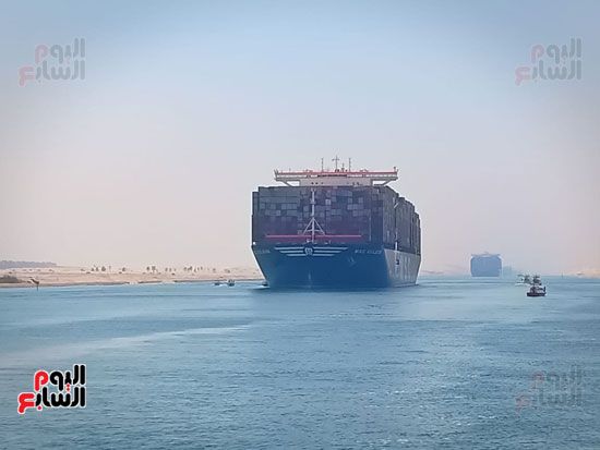 عبور أكبر سفينة حاويات بالعالم قناة السويس الجديدة (6)
