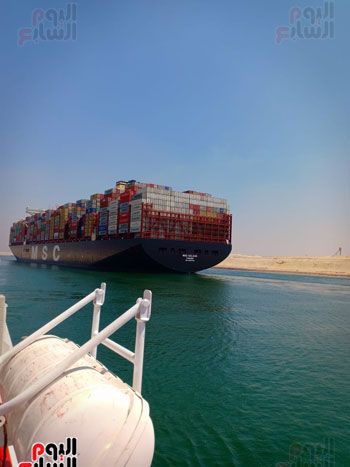 عبور أكبر سفينة حاويات بالعالم قناة السويس الجديدة (8)