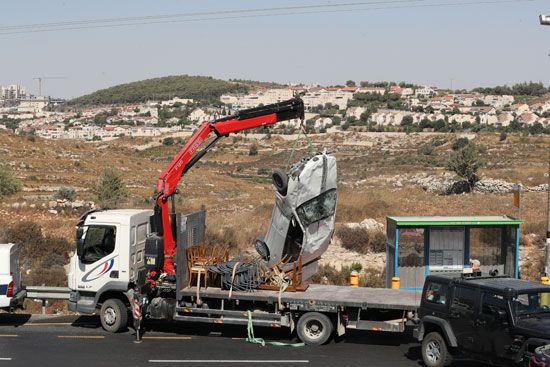 الاحتلال الاسرائيلى يزيل السيارة