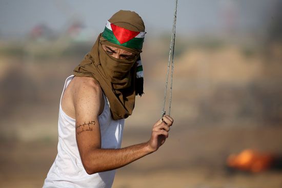 شاب فلسطينى يتحدى الاحتلال