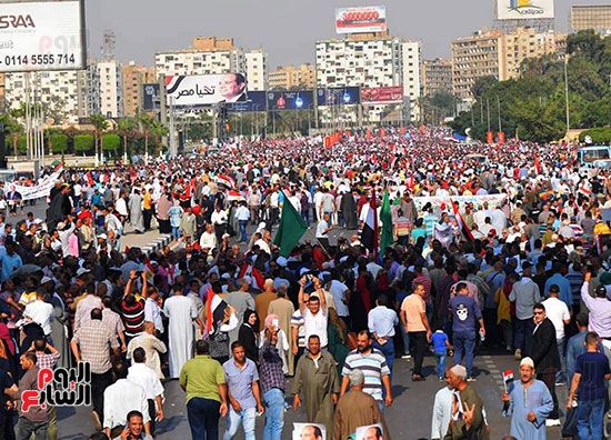 مسيرات حاشدة واحتفالات فى حب مصر أمام المنصة (7)