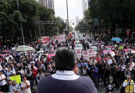 احتجاجات سائقو التاكسى فى مكسيكو سيتى على التطبيقات الذكية