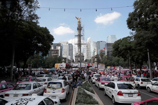 شوارع العاصمة مكسيكو سيتى تتكدس بسيارات الأجرة