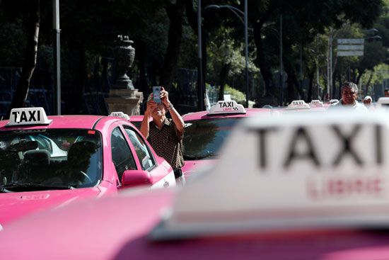 تكدس سيارات الأجرة بالمكسيك خلال احتجاجات سائقو التاكسى