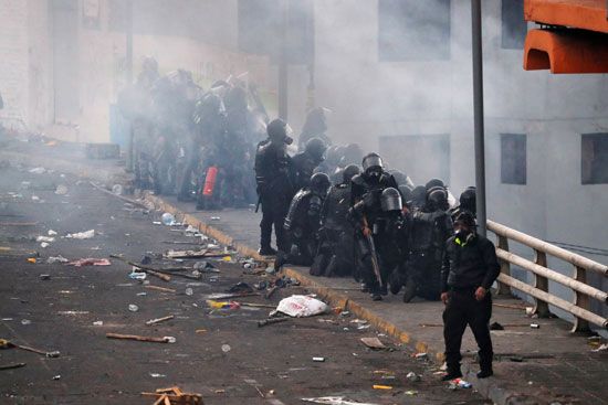 شرطة الإكوادور تواجه المحتجين