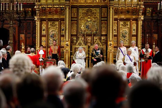 ملكة-بريطانيا-إليزابيث-تلقي-خطاب-الملكة-خلال-افتتاح-الدولة-للبرلمان-،-بجانب-تشارلز-،-أمير-ويلز