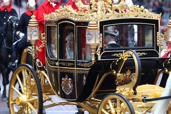 ملكة-بريطانيا-إليزابيث-داخل-عربتها