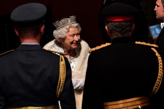 ردة-فعل-الملكة-إليزابيث-البريطانية-وهي-تحضر-حفل-افتتاح-البرلمان