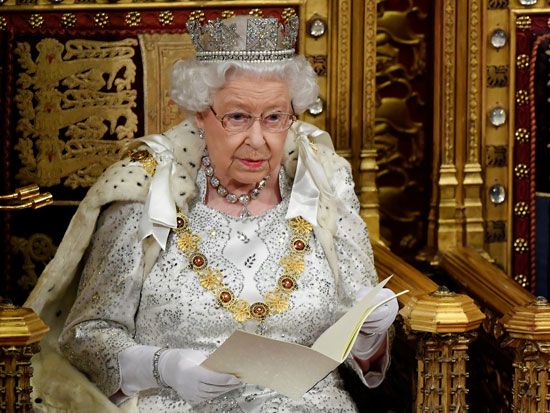ملكة-بريطانيا-إليزابيث-تلقي-خطاب