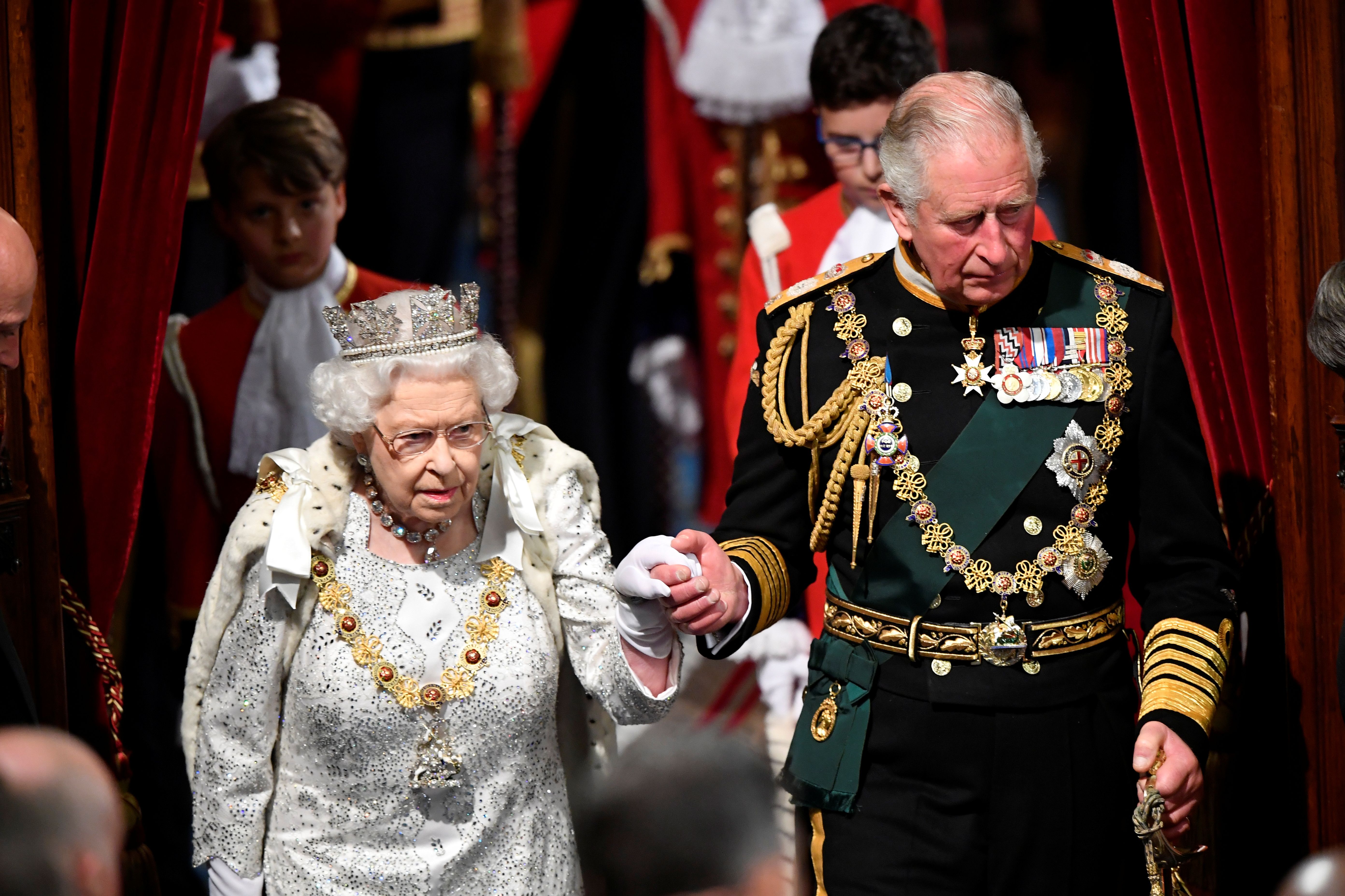 ملكة بريطانيا إليزابيث تغادر مع تشارلز ، أمير ويلز