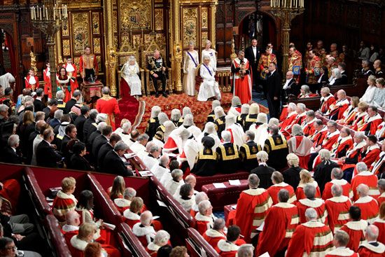 ملكة-بريطانيا-إليزابيث-تلقي-خطاب-خلال-افتتاح-الدولة-للبرلمان