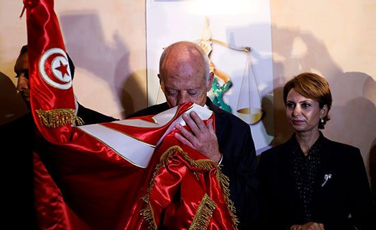 الرئيس التونسى الجديد يقبل علم بلاده