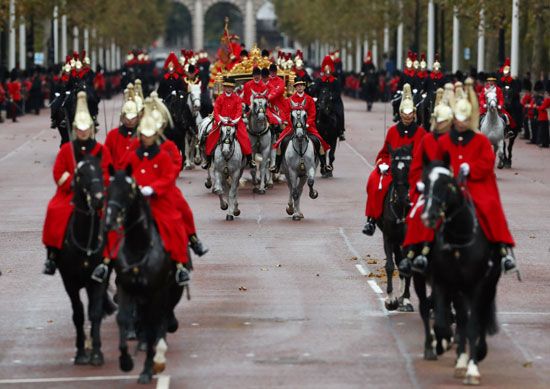 ملكة-بريطانيا-إليزابيث-تقودها-عربة-وهي-تعود-إلى-قصر-باكنغهام-بعد-إلقائها-افتتاح-البرلمان-في-لندن